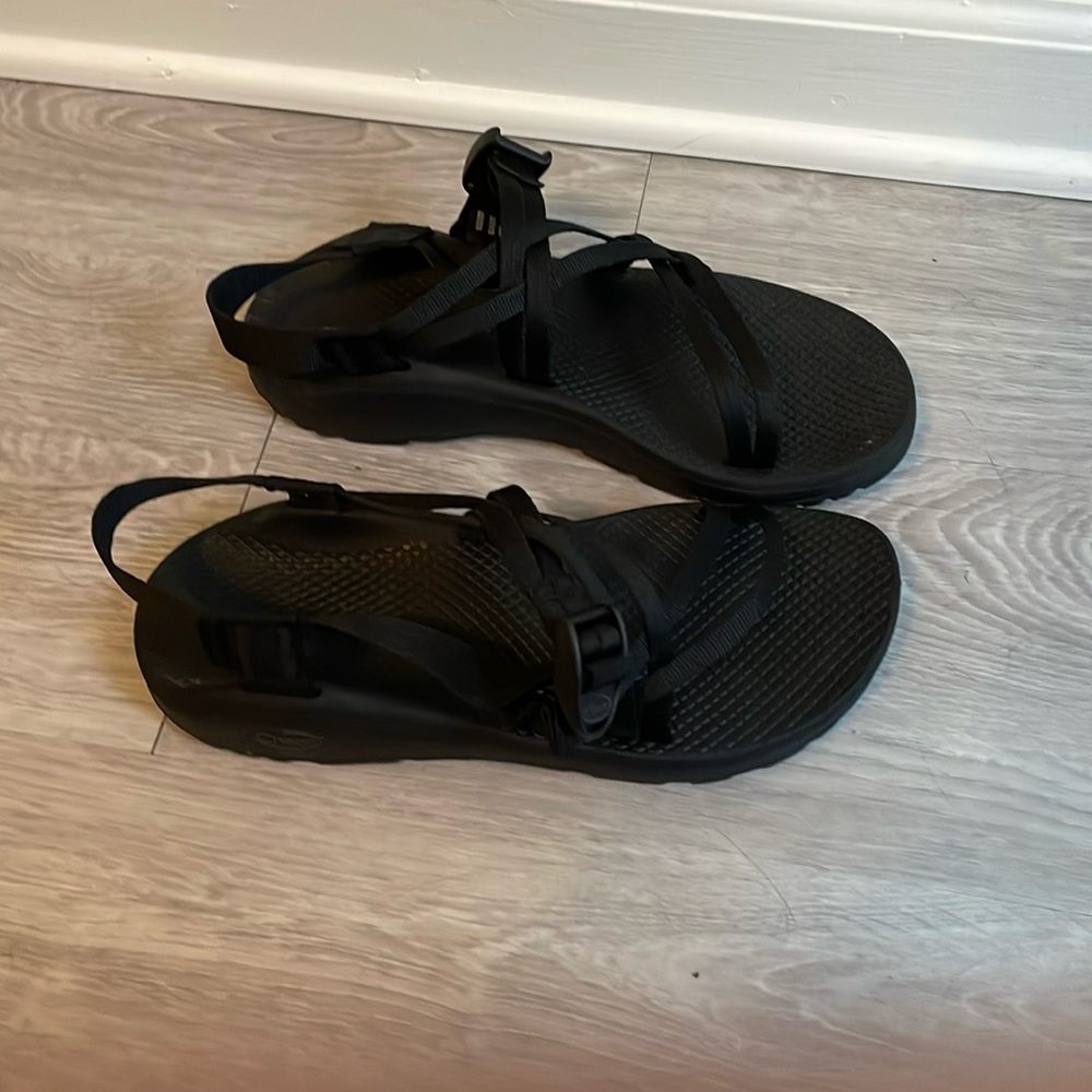 Women’s black Chacos